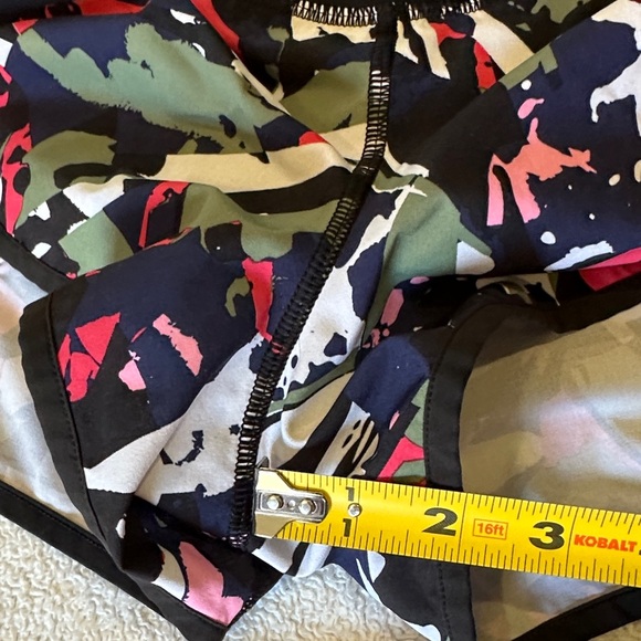 Lululemon- Women's Camouflage Print Shorts size 6 ( please read below 👇🏻) - Picture 9 of 9